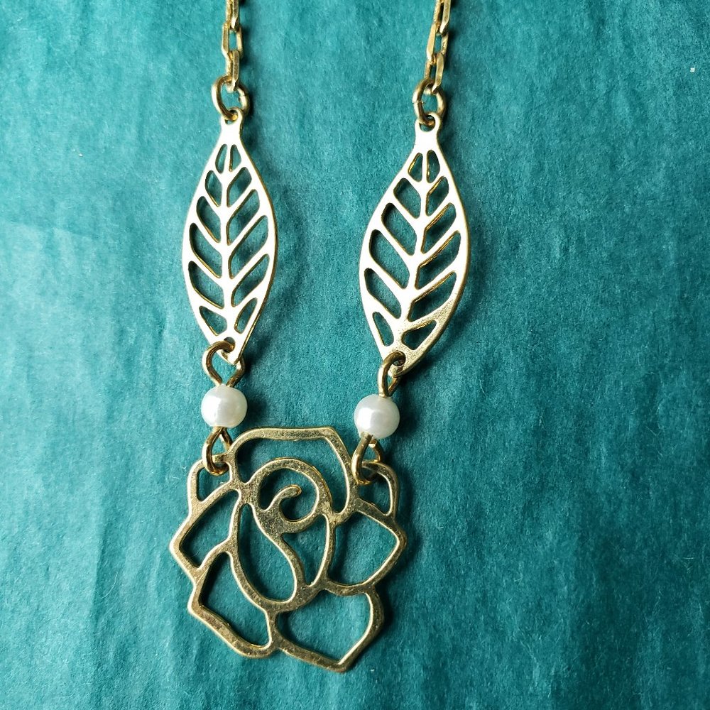 2/10$ roses and leaves hollow with faux pearls necklace